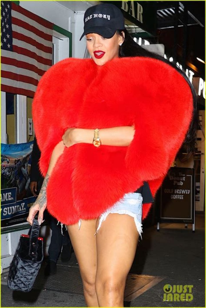 Rihanna Rewears Red Fur Heart Jacket For Pregnancy Outfit – Photo – Hollywood Life