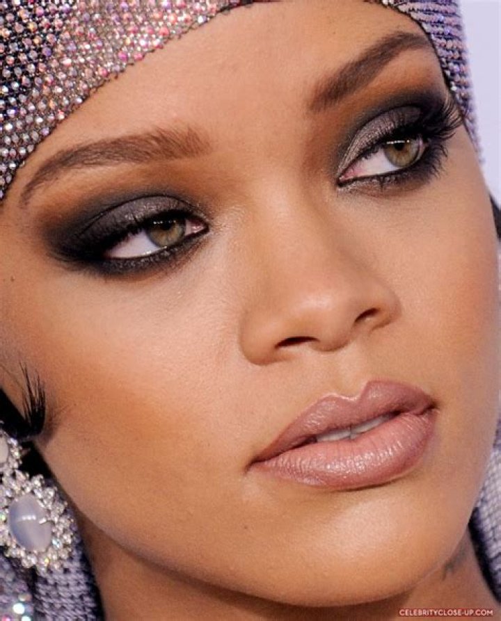 Rihanna’s Super Dramatic Black Eyeliner: Love Or Loathe — VOTE