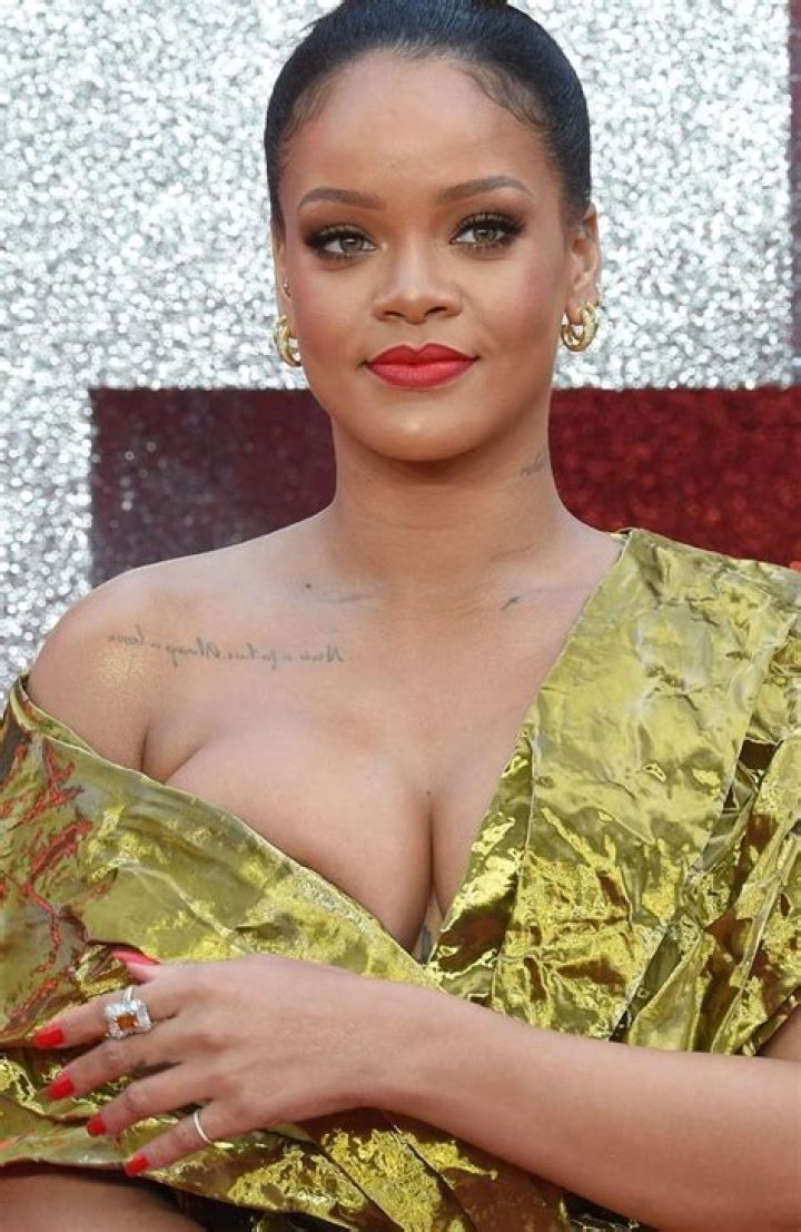 Rihanna Wardrobe Malfunction At MTV Movie Awards — RiRi Flashes Her Lady Parts – Hollywood Life