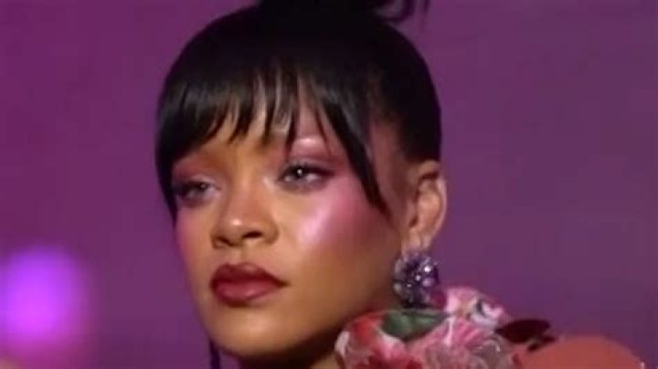 [VIDEO] Rihanna’s White Hair & Pink Eyebrows — ‘Pour It Up’ Music Video – Hollywood Life