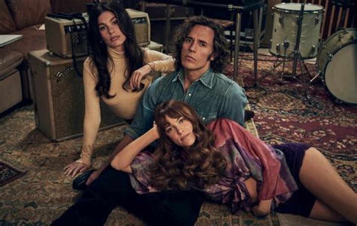 Riley Keough Wears ’70s Outfit On ‘Daisy Jones & The Six’ Set: Photo – Hollywood Life