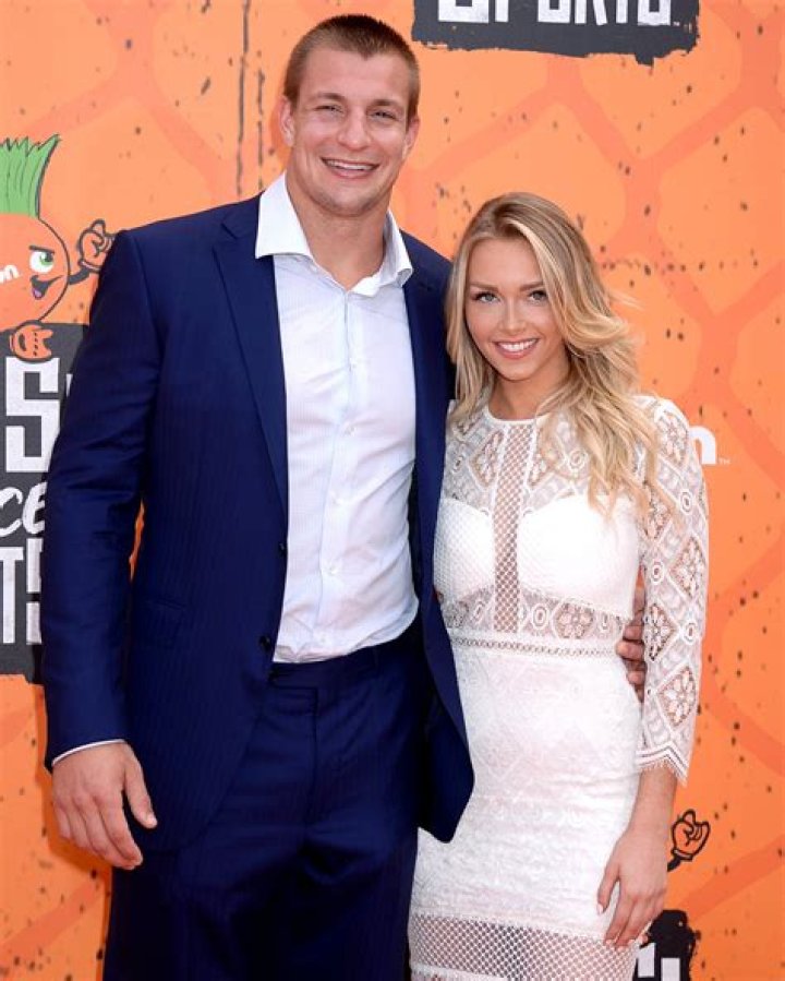 Rob Gronkowski & Camille Kostek’s Engagement Plans After He Wins Super Bowl – Hollywood Life