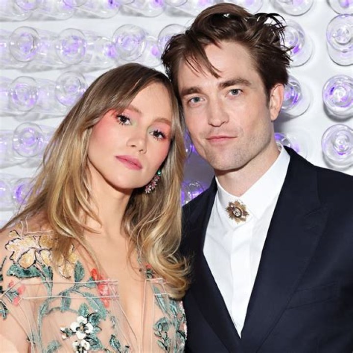 Robert Pattinson & Suki Waterhouse Hold Hands In Matching Outfits: More Pics Of Couples Twinning