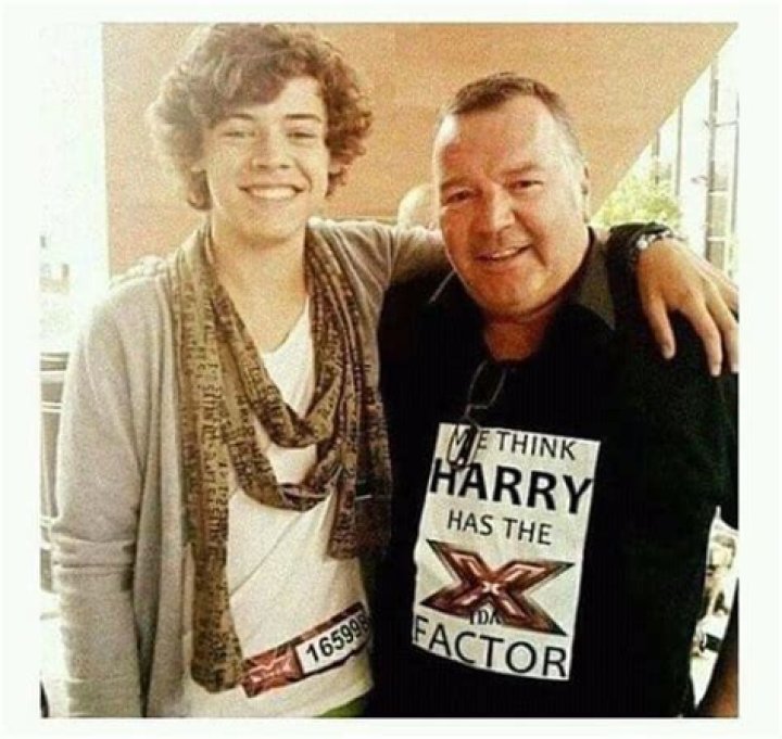 Harry Styles’ Beloved Stepfather Dies & Fans Tweet Love – Hollywood Life