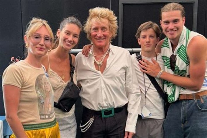 Everything To Know About The Singer’s 8 Children – Hollywood Life