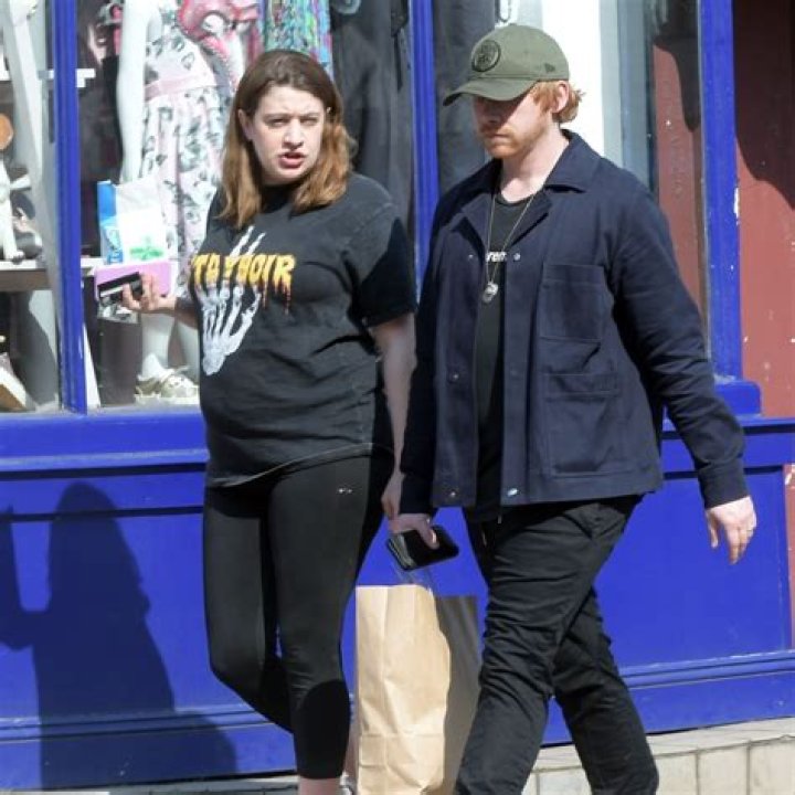 Rupert Grint’s GF Sparks Pregnancy Rumors After Apparent Baby Bump – Hollywood Life