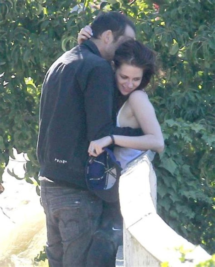 Rupert Sanders & Kristen Stewart Cheating — THE Kissing Photos