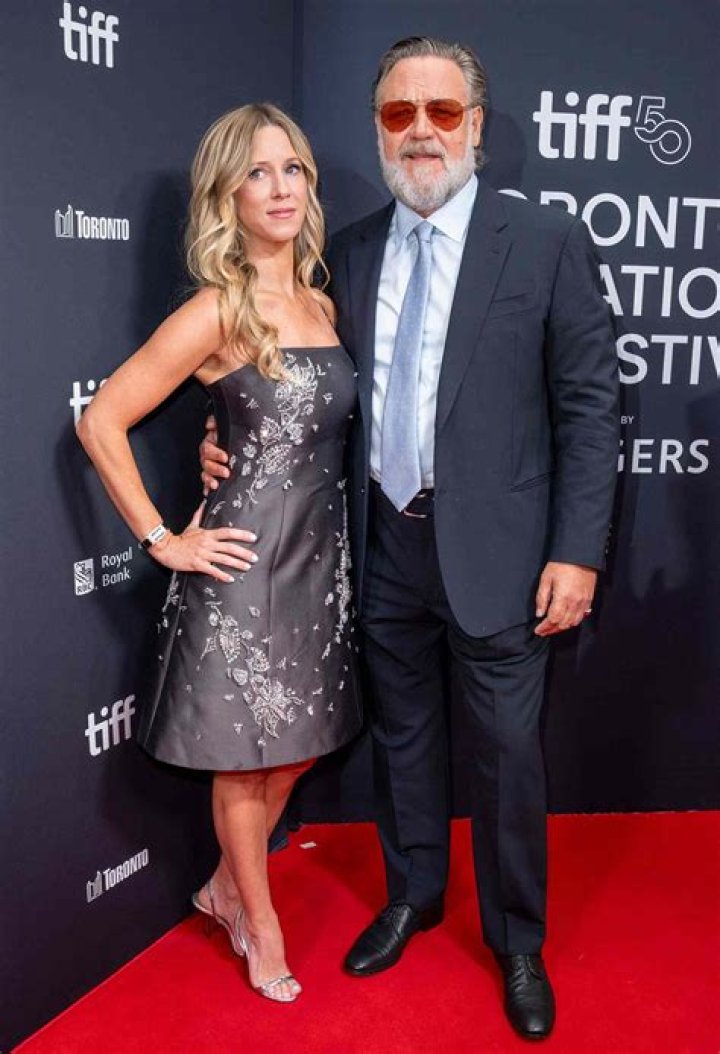 Russell Crowe & Girlfriend Britney Theriot At Australian Open: Photos – Hollywood Life