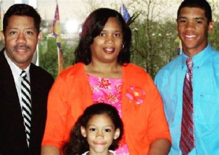 Meet The Football Star’s Mom & Dad – Hollywood Life