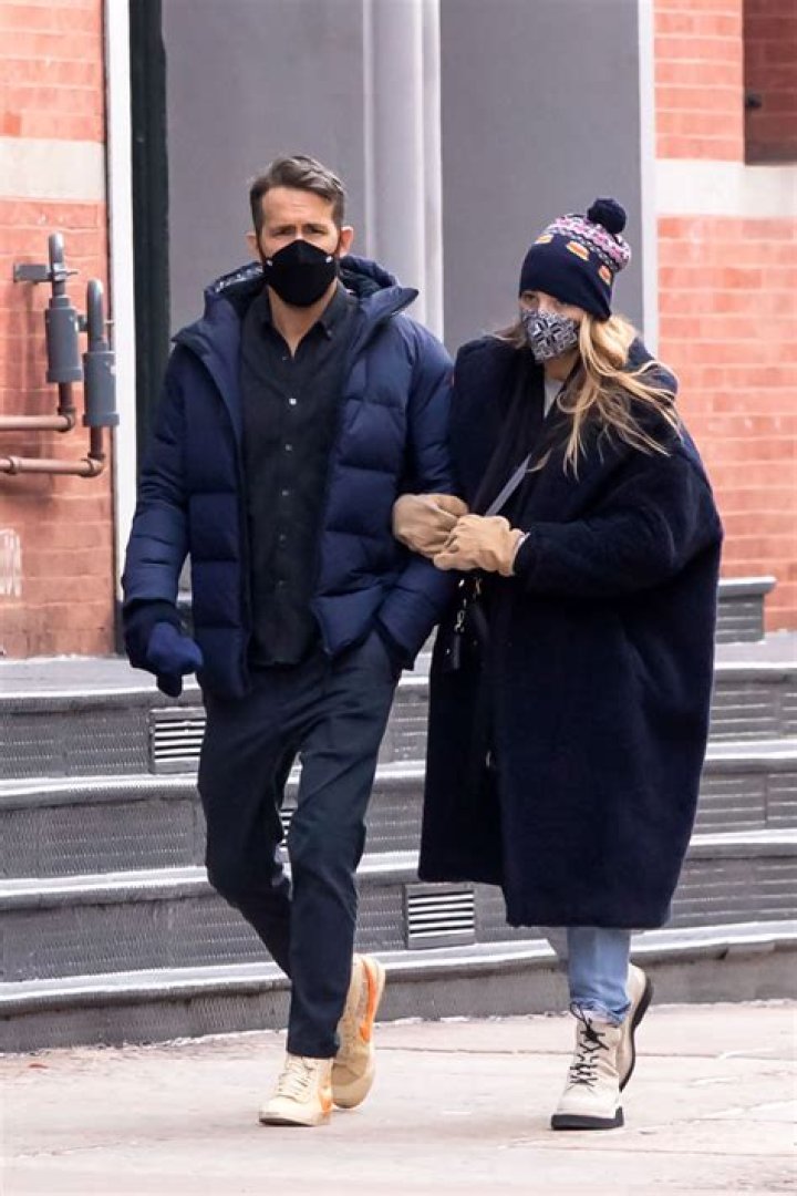 Ryan Reynolds & Blake Lively Twin In Matching Navy Coats In NYC – Hollywood Life