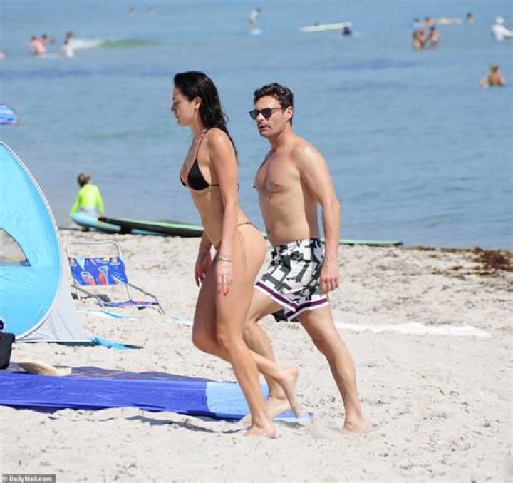 Ryan Seacrest Goes Shirtless In Miami With GF Aubrey Paige: Photos – Hollywood Life