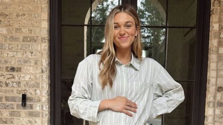 Pregnant Sadie Robertson, 23, Reveals She Was Hospitalized With COVID-19: I Got ‘Very Sick’