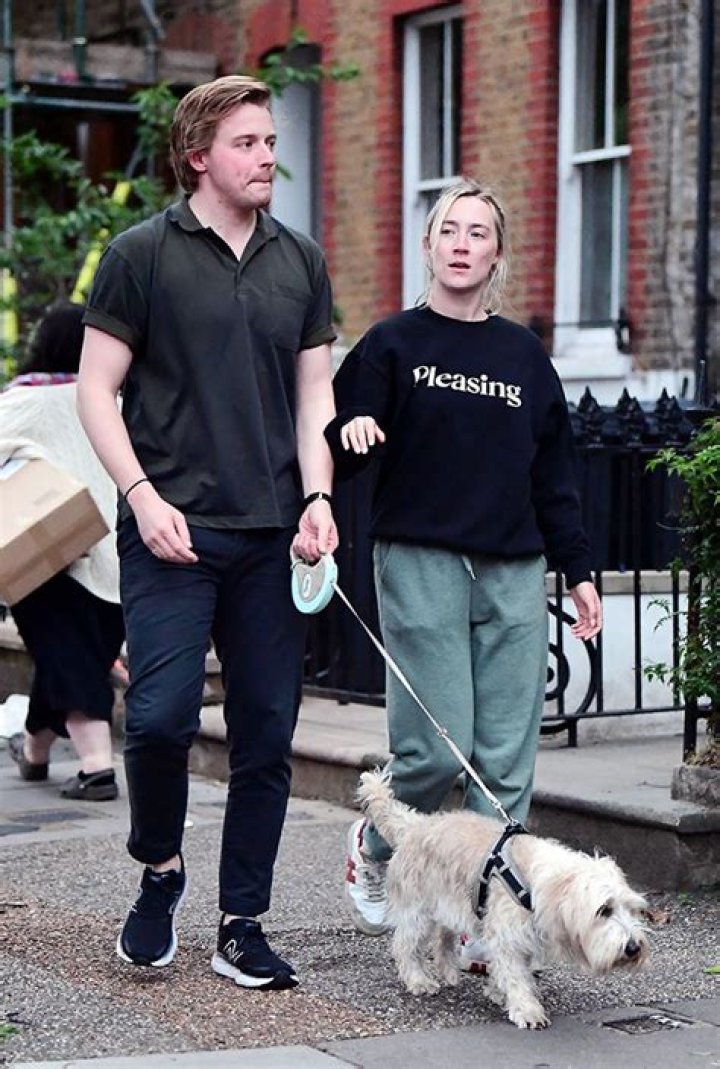 Saoirse Ronan & BF Jack Lowden Walk Their Dog In London: Photo – Hollywood Life