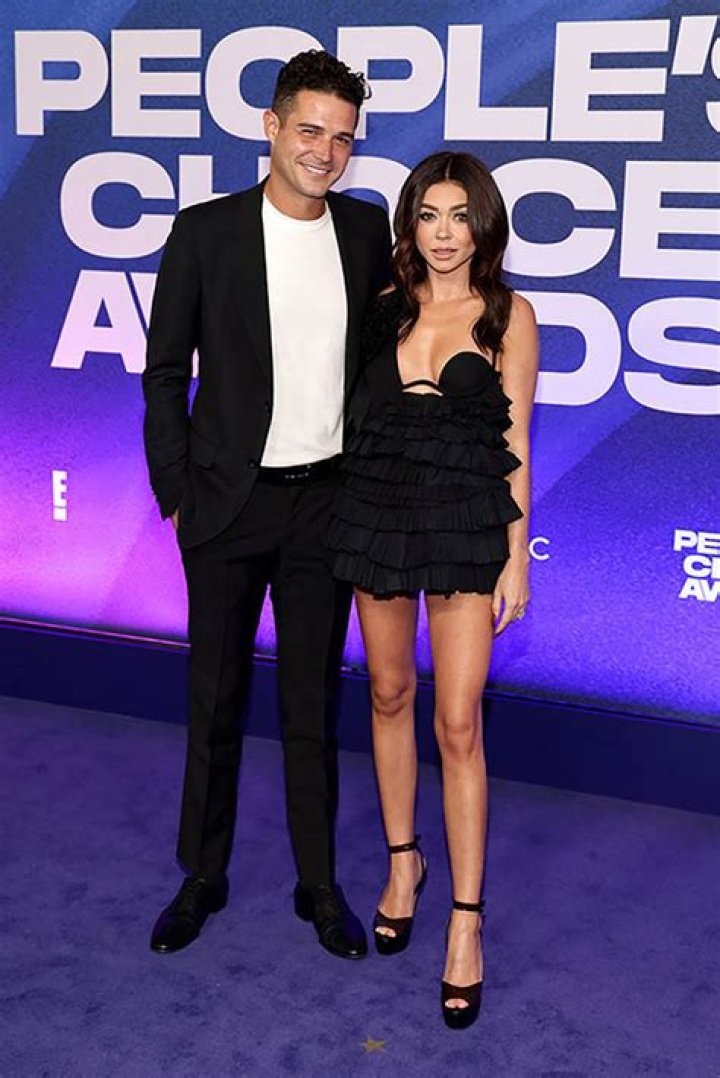 Sarah Hyland Rocks Black Dress With Wells Adams At 2022 PCAs – Hollywood Life