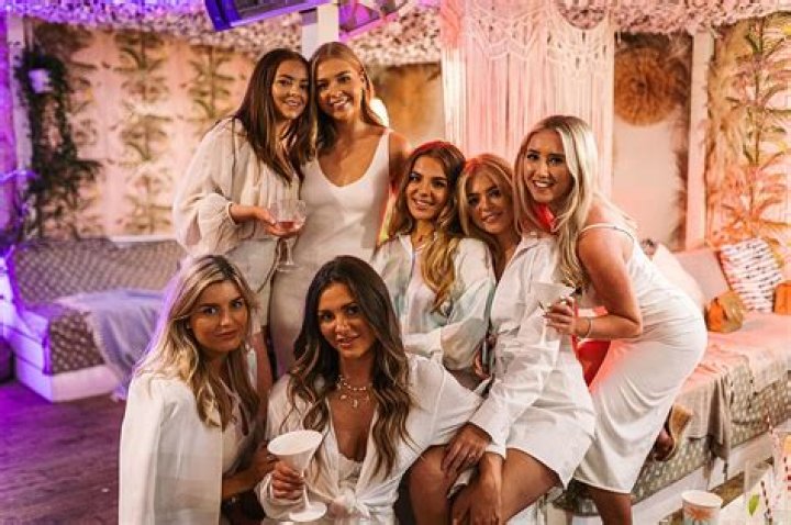 Sarah Hyland In Bride Bikini For Kimberly Hidalgo’s Bachelorette Party – Hollywood Life