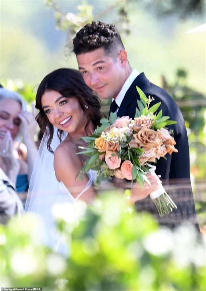 Sarah Hyland & Wells Adams: 1st Photo Of The Newlyweds Kissing At The Altar After Saying ‘I Do’