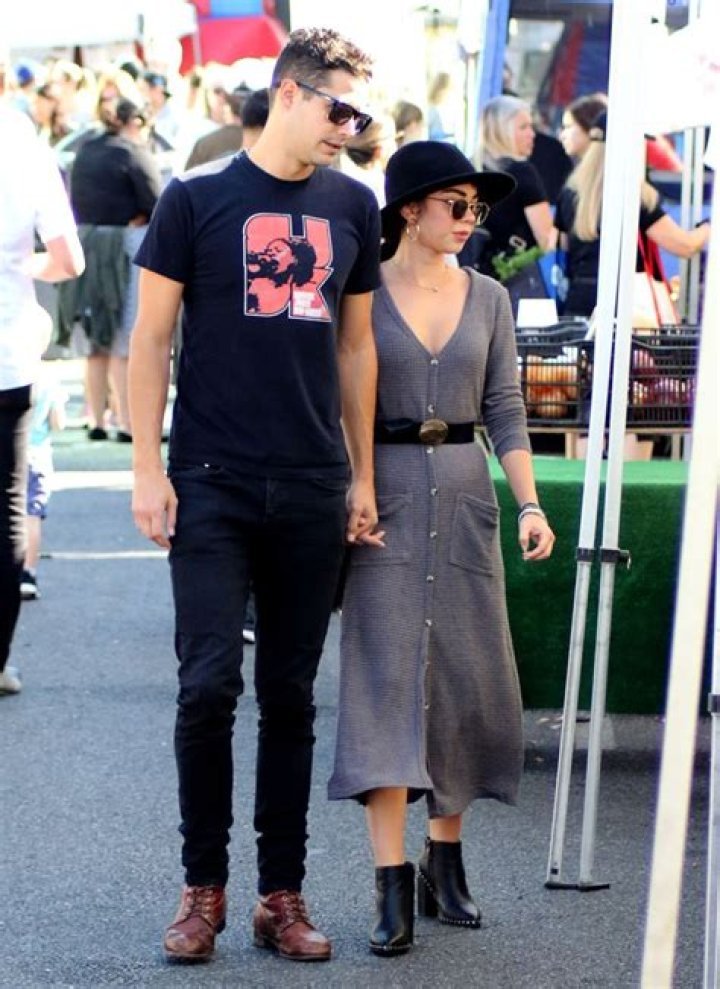 Sarah Hyland & Wells Adams: A Timeline Of Their Love: Pics