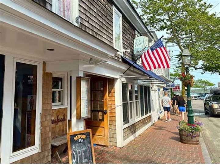 See Barack’s Daughter In Her Restaurant Uniform – Hollywood Life