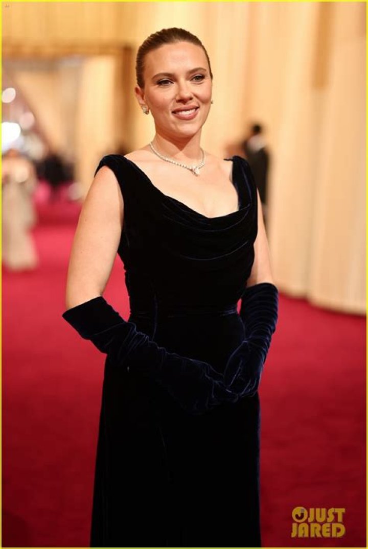 Scarlett Johansson Brings Mystery Date To Oscars: Who Is The Hunk On Her Arm?
