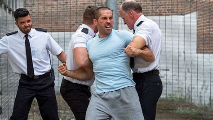 Talks Fake Teeth & Scars – Hollywood Life