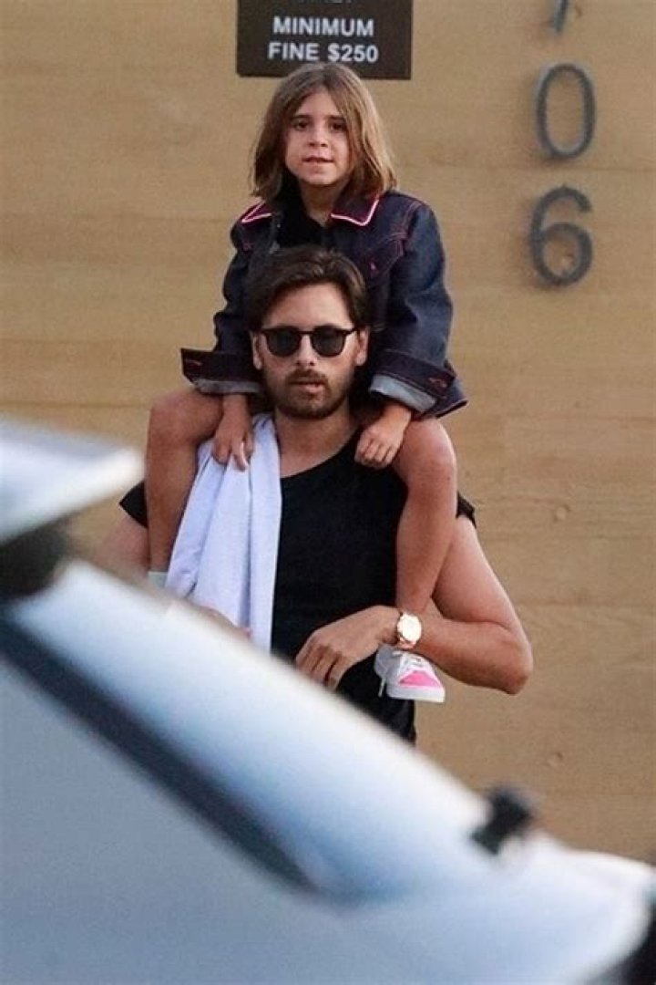 Scott Disick & Daughter Penelope Take Cute Photo By The Ocean: Photo – Hollywood Life