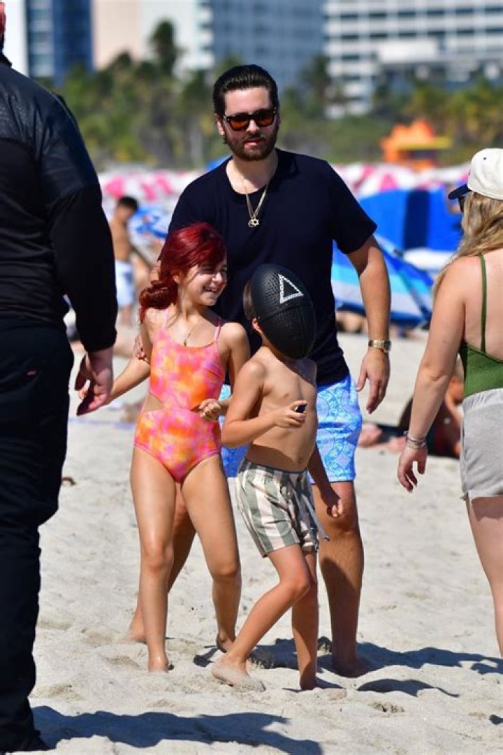 Kourtney Kardashian’s Ex Scott Disick Plays With Their 3 Kids On The Beach In Miami — Photos 