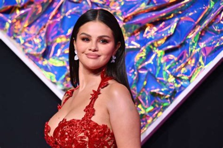 Will Selena Gomez Be An ‘American ldol’ Judge? Producers Giving Her An Offer, Says Source