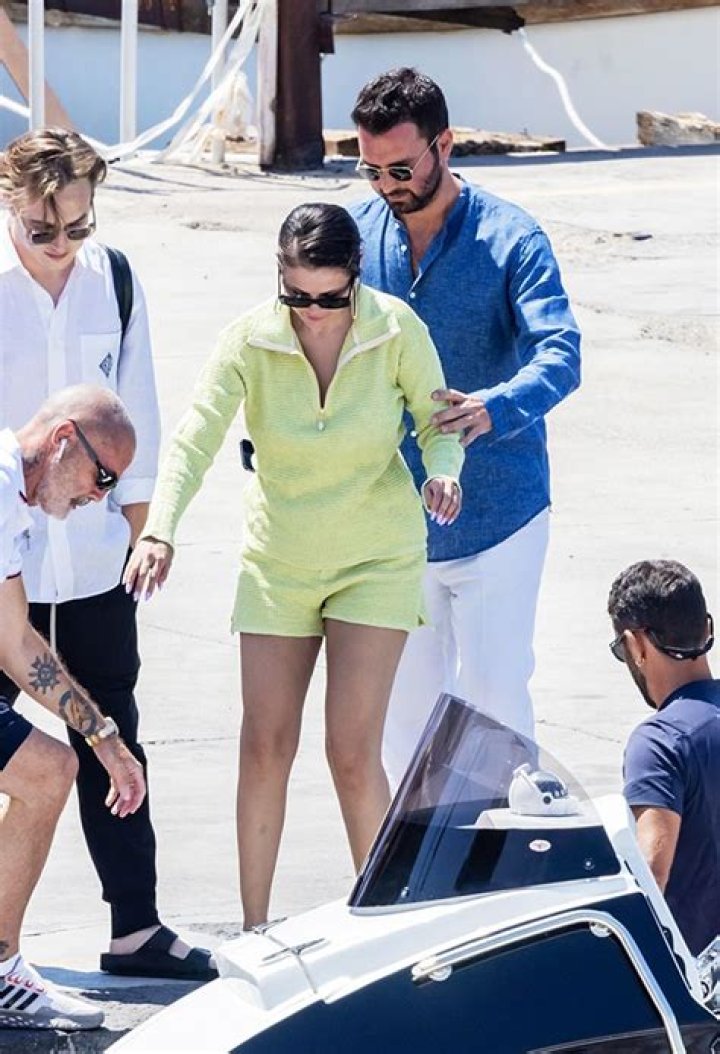 Selena Gomez’s Green Shorts On Boat In Italy With Producer: Photos – Hollywood Life