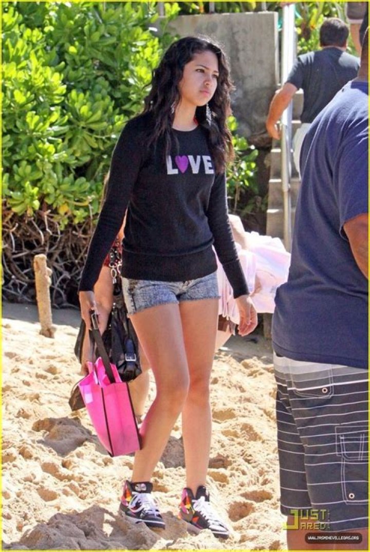 Selena Gomez Smiles In ‘Paradise’ During Sunshine-Filled Getaway With Her Besties In Hawaii