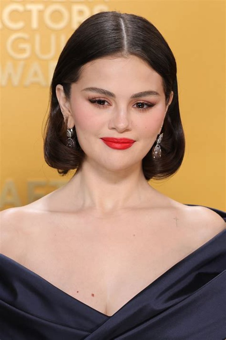 Selena Gomez Gives ‘Love’ To Kelly Clarkson Over ‘Rare’ Performance – Hollywood Life