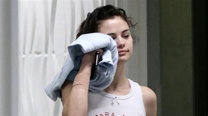 Selena Gomez Goes Makeup-Free & Rocks A Latex Glove While Getting Fresh Air During Quarantine