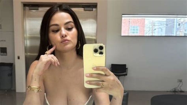 Selena Gomez Shares New Makeup-Free Selfies – Hollywood Life
