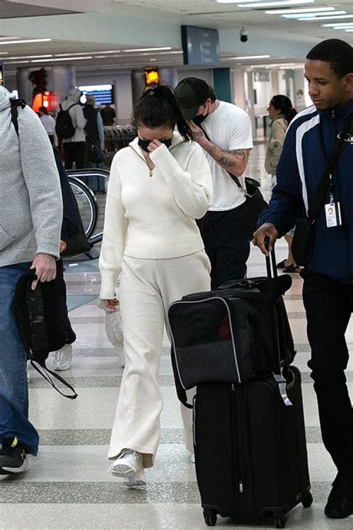 Selena Gomez Seen With Brooklyn Beckham & Nicola After Thanksgiving – Hollywood Life