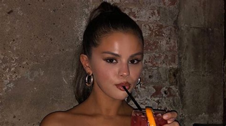 Selena Gomez Shows Off Sexy Cleavage In A Black Tube Top — Pics – Hollywood Life
