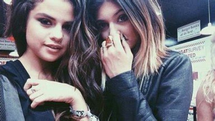 [PICS] Selena Gomez Smoking & Flirting At Coachella? — Where’s Justin Bieber? – Hollywood Life