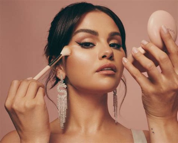 Recreate Selena Gomez’s Chic Lip Combo at the Emmys with the Same Lipstick