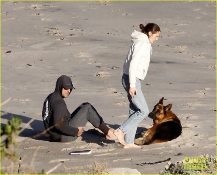 Shailene Woodley & Aaron Rodgers Cuddle On Beach In Malibu – Hollywood Life