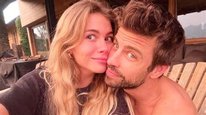 Shakira Poses In Makeup-Free Selfies With Boyfriend Gerard Pique – Hollywood Life