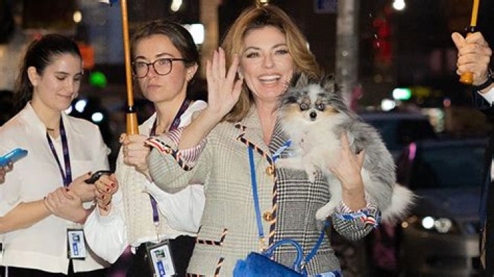 Shania Twain & Her Dog Arrive To ‘The Late Show’ In NYC: Photos – Hollywood Life