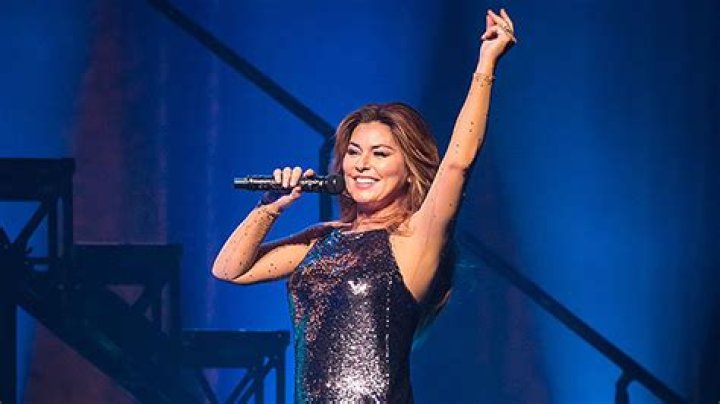 Shania Twain Falls During Concert In Chicago: Watch – Hollywood Life