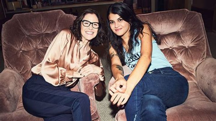 ‘Single Drunk Female’ EPs On Casting ’80s Icon Ally Sheedy: Interview – Hollywood Life