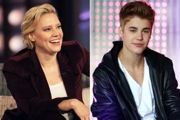 Justin Bieber Proves He’s A ‘Man’ During ‘Celebrity Family Feud’ – Hollywood Life