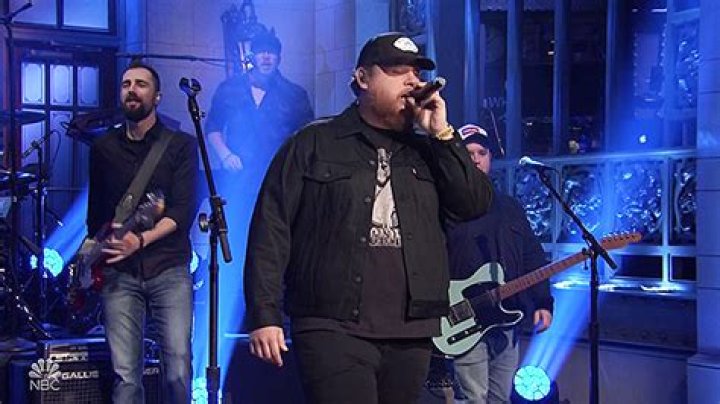Luke Combs Performs ‘Lovin’ On You’ & ‘Beer Never Broke My Heart’ On ‘SNL’ – Hollywood Life