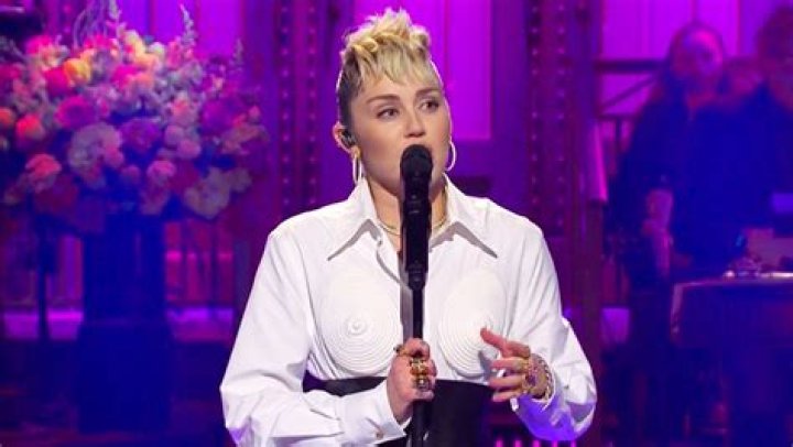 Miley Cyrus Serenades Moms With Cover Of Dolly Parton’s ‘Light Of A Clear Blue Morning’ On ‘SNL’ — Watch