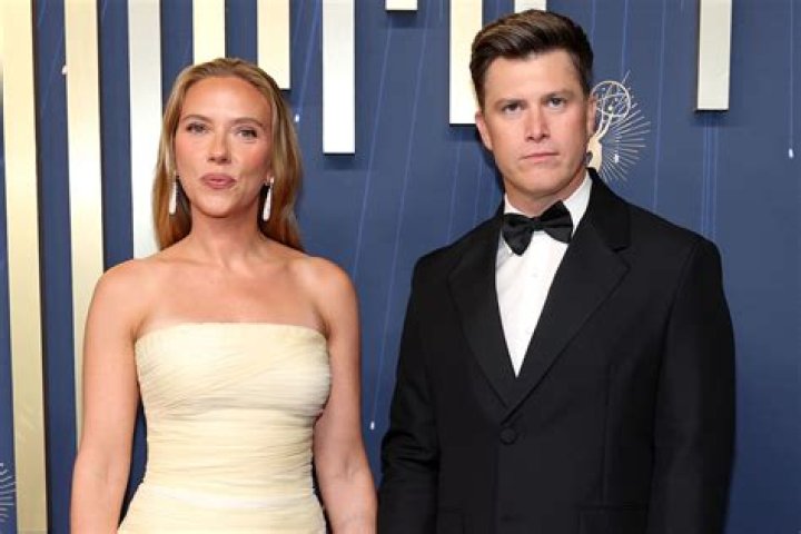 Scarlett Johansson Makes Out With Fiancé Colin Jost & Thanks Show For Meeting Him During Her Monologue