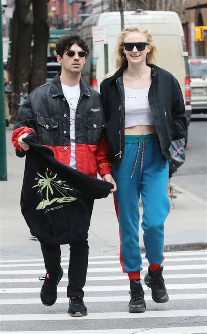 Sophie Turner Goes Braless In Crop Top With Joe Jonas In NYC: Pics – Hollywood Life