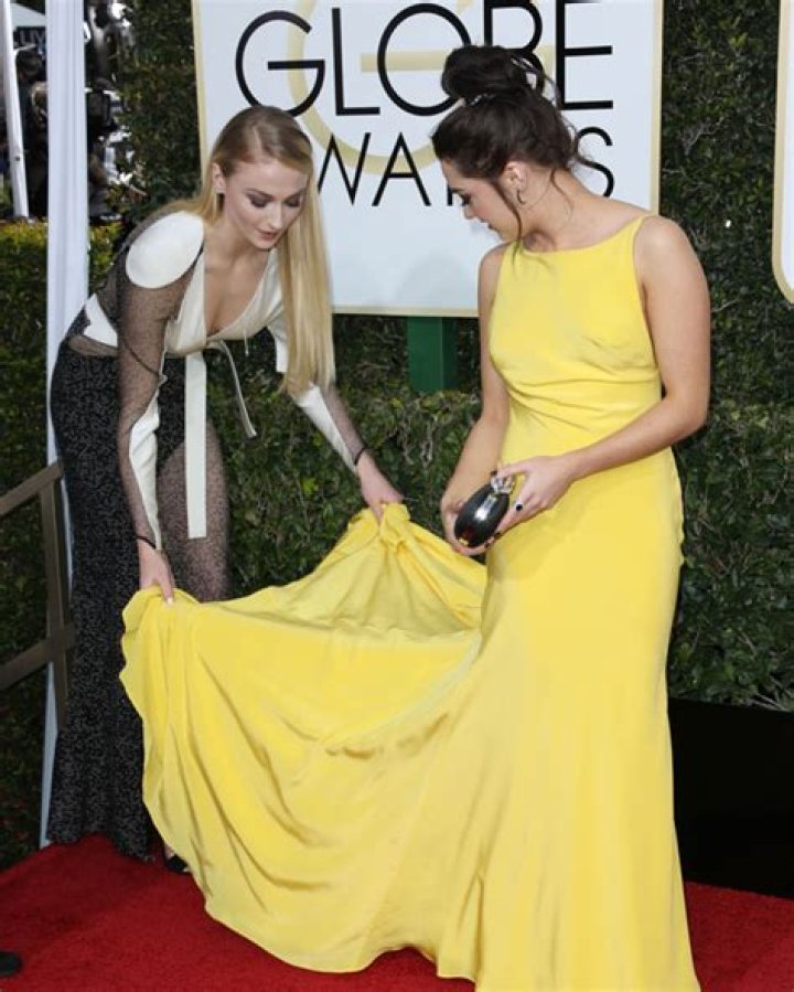Sophie Turner Fixes Maisie Williams’ Dress On The Globes Red Carpet — See Pic