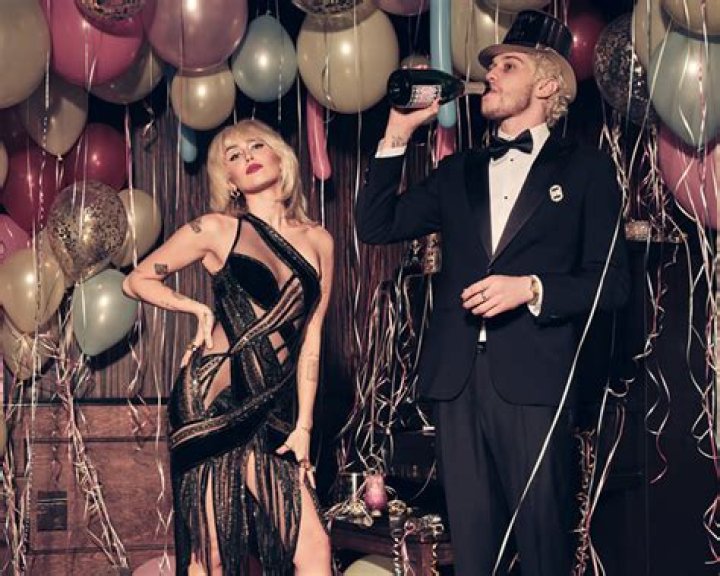 Stars Celebrating NYE 2022: Photos – Hollywood Life