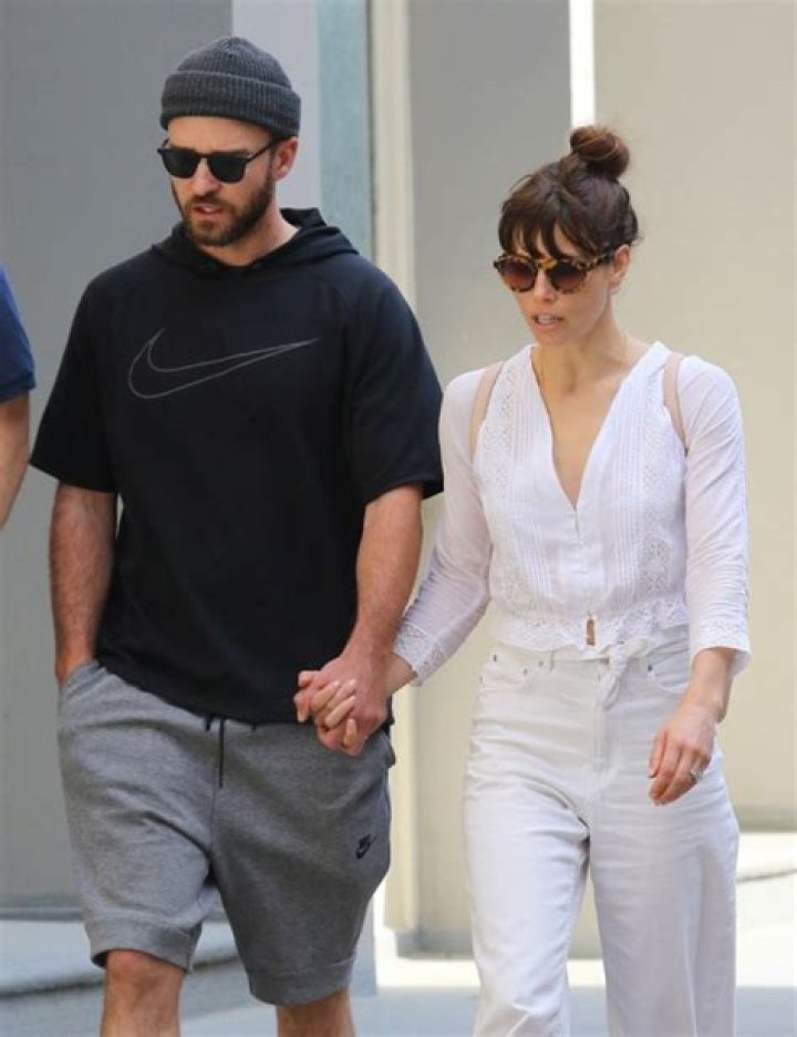 Photos Of Celeb Couples’ Sweet PDA – Hollywood Life