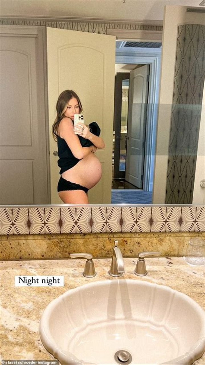Stassi Schroeder Shows Off Baby Bump In Nude Mirror Selfie – Hollywood Life